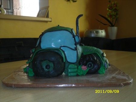 Traktor zelený z boku